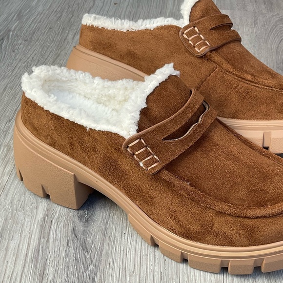 Brown fqux suede slip on loafers with fuzzy cotton inside. TTS Very G brand - Picture 2 of 5